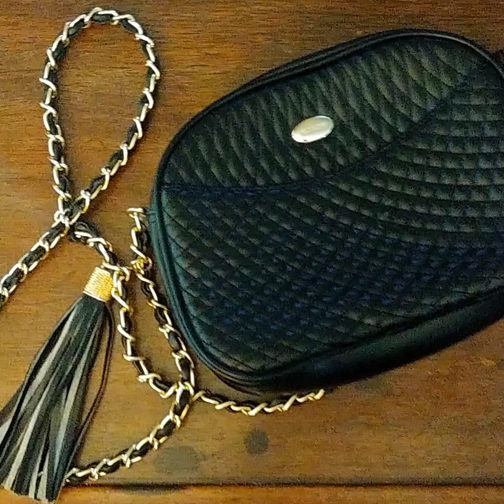 Koschi Black Quilted Diamond-Pattern Purse